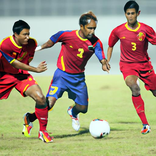 Cầu thủ Malaysia đi bóng qua hai hậu vệ trong trận đấu AFF Cup